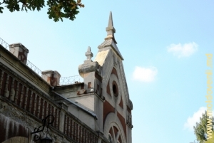 Шпиль центрального фронтона здания усадьбы Цауль