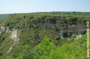 Верхняя часть Мэркэуцкого ущелья и вид на село