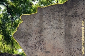 O parte a stîncii din vîrful dealului estic, pe care sculptorul şi-a tăiat în piatră profilul (pe fotografie am desenat conturul pentru a-l evidenţia)