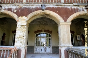 Центральный вход в здание усадьбы Цауль, Дондюшень
