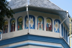 Pictura exterioară a cupolei mijlocii a bisericii noi