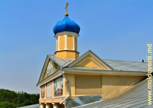 Frontonul şi cupola bisericii mănăstirii