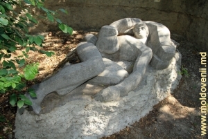 Sculptura „Liniştea” de la poalele „Peşterii curcubeului”