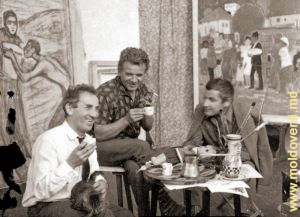 За чашкой кофе в мастерской Михая Греку.

Слева направо: Глебус Саинчук, Михай Греку, Серафим Сака