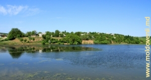 Vedere spre satul Tabăra şi lac