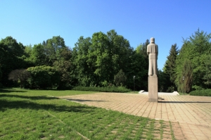 Вид на мемориал с тыла (май 2011)
