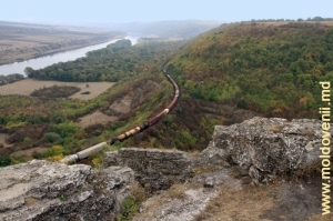 Calea ferată şi trenul care trece pe ea de-a lungul poalelor malului abrupt al Nistrului