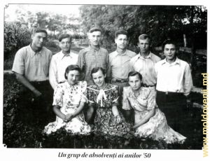 Un grup de absolvenți ai anilor '50