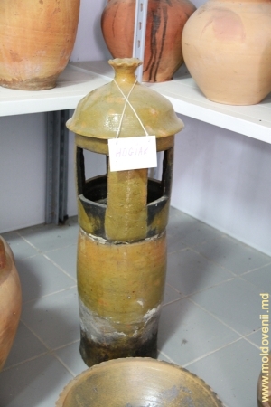 Экспонат музея, керамическая печная труба в музее Василия Гончара