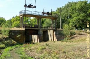Выпускной шлюз бывшего водохранилища на реке Лэпушна в селе Кэрпинень, Хынчешть 