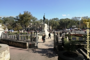 Vedere spre monumentul lui Ştefan cel Mare şi Piaţa Marii Adunări Naţionale din parc