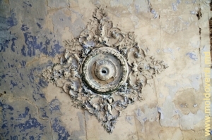 Rozetă ornamentată de pe tavanul uneia dintre sălile concacului