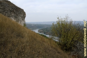 Vedere spre satul Naslavcea de pe panta abruptă a malului Nistrului