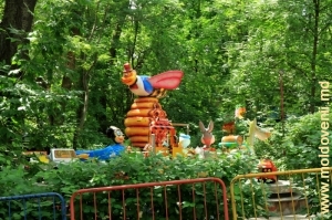 Caruselul din parc în apropiere de MoldExpo