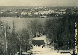 Vedere spre parc şi lac dinspre scara centrală. Anii 70 ai secolului al XX-lea.