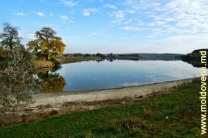 Большое озеро над долиной Каменки между селами Кетриш и Кэлинешть, Фэлешть