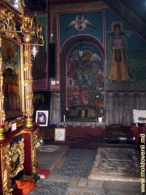 Mormîntul lui Ioniță Sandu Sturdza în Biserica Bărboi din Iaşi (în stânga imaginii)