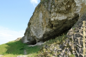 Peşteră din neolitic încorporată în Reciful Buteşti, vedere dinafară