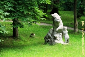 Sculptura „Urşii” de lîngă Orăşelul copiilor, vara 2011