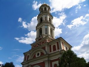 Колокольня монастыря Ново-Нямец, вид снизу-спереди