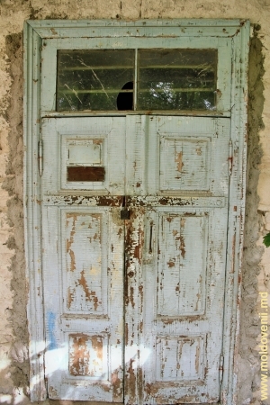 Старая дверь в служебном здании усадьбы