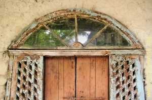 Декорированные двери погреба в служебном здании усадьбы