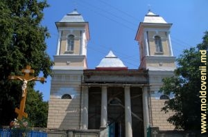 Католическая церковь (ныне православная) вблизи усадьбы и парка в процессе восстановления (2007 г.)