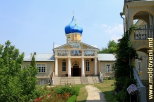 Vedere spre biserica nouă din mijlocul curţii mănăstirii