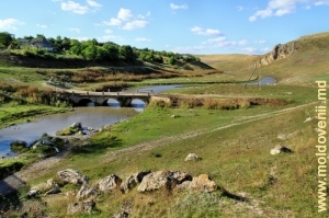 Река Чухур и мосты над ним у села Хородиште, Рышкань
