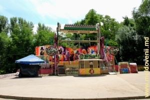 Caruselul din parc în apropiere de MoldExpo