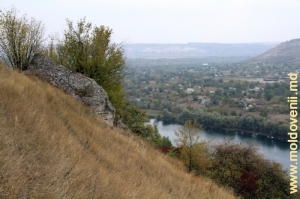 Panta abruptă a malului de deasupra Nistrului între satele Verejeni şi Naslavcea