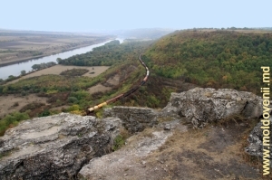Calea ferată şi trenul care trece pe ea de-a lungul poalelor malului abrupt al Nistrului