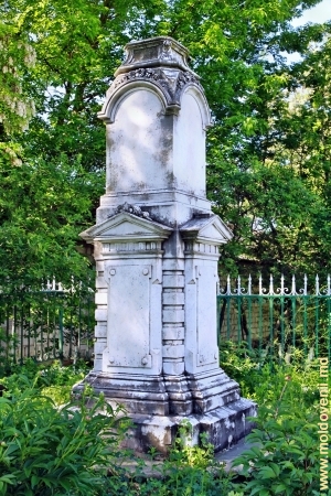 Памятник дочери Елизавете (полуразрушенный)