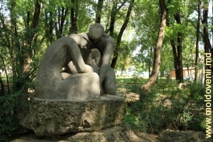 Sculptura „Tinereţea”, care simbolizează răsădirea vlăstarului de viaţă nouă