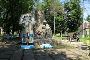 Monumentul ostaşilor căzuţi din centrul satului