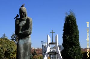 Vedere spre Memorial şi statuia Mamei Îndurerate de la intrarea în parc