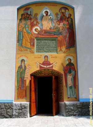 Intrarea reînnoită în biserica mare a mănăstirii Calaraşovca, 2009