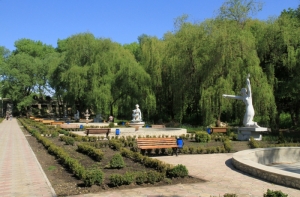 Восстановленная аллея со статуями и фонтанами (май 2011) 