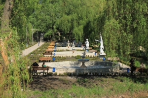 Восстановленная аллея со статуями и фонтанами (май 2011)