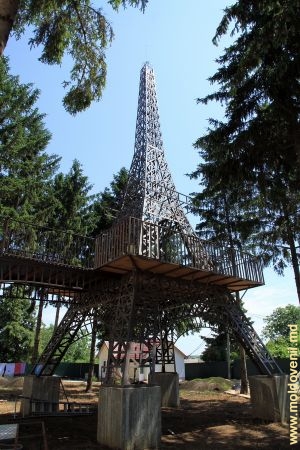 Макет Эйфелевой башни во дворе ресторана «La Paris»