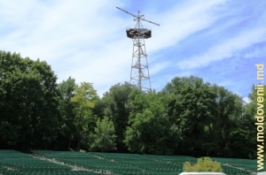 Turnul pentru paraşutism din parcul Valea Morilor