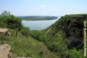 Vedere din defileu spre lacul de acumulare şi satul Molovata Nouă