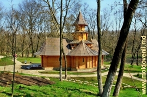 Biserica de lemn de pe teritoriul mănăîstirii Maria şi Marta, Aprilie 2011