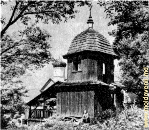 Clopotniţa de lemn, mănăstirea Calaraşovca, sec. XX (din cartea D. Goberman „Prin Moldova”)