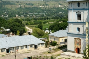 Vedere spre gospodărie şi împrejurimile mănăstirii Calaraşovca.  Se vede malul ucrainean al Nistrului
