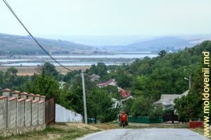 Вид с окраины с. Лэпушна на водохранилища между селами Пашкань и Лэпушна 