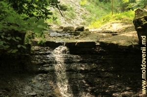 Водопад в ущелье