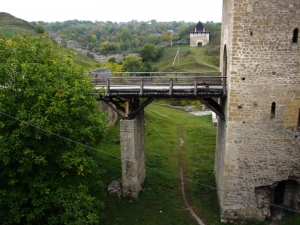 Vedere laterală a turnului cu podul de intrare