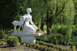 Восстановленная аллея со статуями и фонтанами (май 2011) 