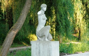 Одна из статуй парка